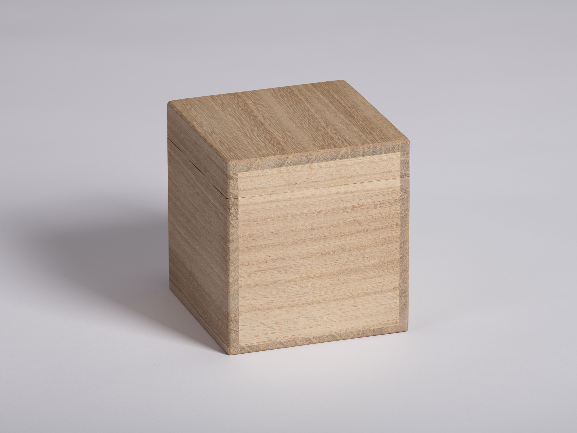 Plain wooden tomobako used for Untitled by Genta Ishizuka