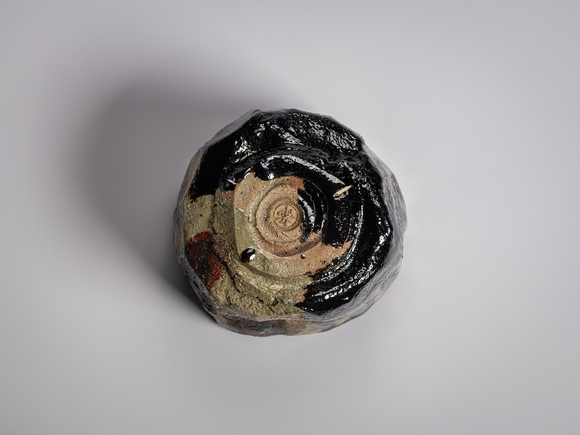 Underside of Kōshū (Mountain Peak) by Raku Jikinyū XV, showing the foot and impressed Raku seal...