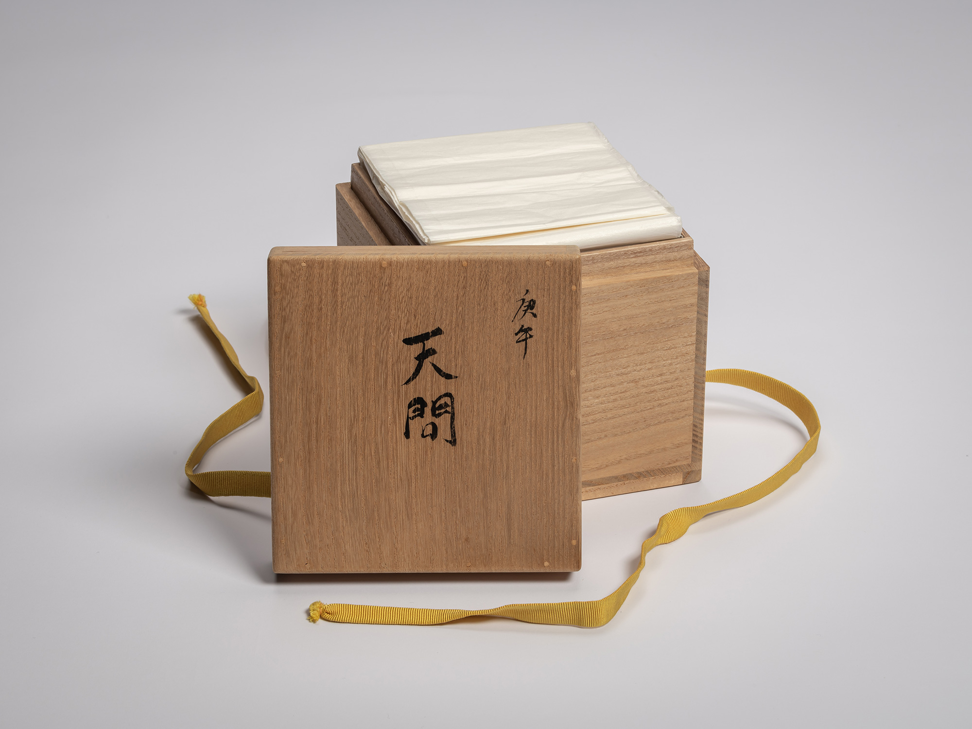 Wooden box for Kōshū (Mountain Peak) by Raku Jikinyū XV, with the lid removed and displayed in...